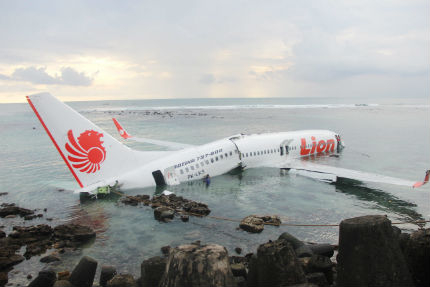 Самолет пропусна пистата на Бали и кацна в морето