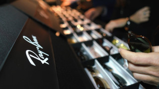 Потайното холандско семейство милиардери, което продаде Ray-Ban