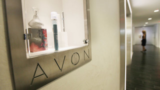 Avon отчете голяма загуба за последното тримесечие която дори беше