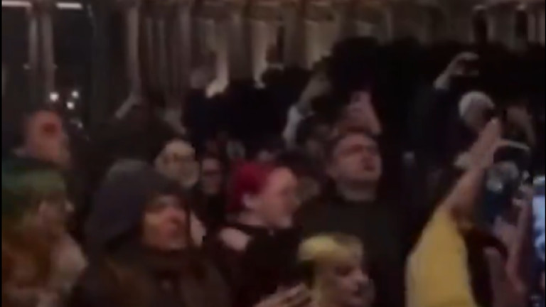 "Когато царят умре, ще танцуваме отново": Стотици руснаци излязоха на рядък протест срещу Путин