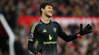 Вратарят на Манчестър Юнайтед Сене Ламенс разясни защо върху ръкавиците