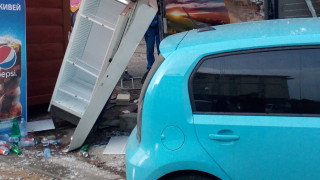 Джип връхлетя павилион пред хипермаркет в Русе