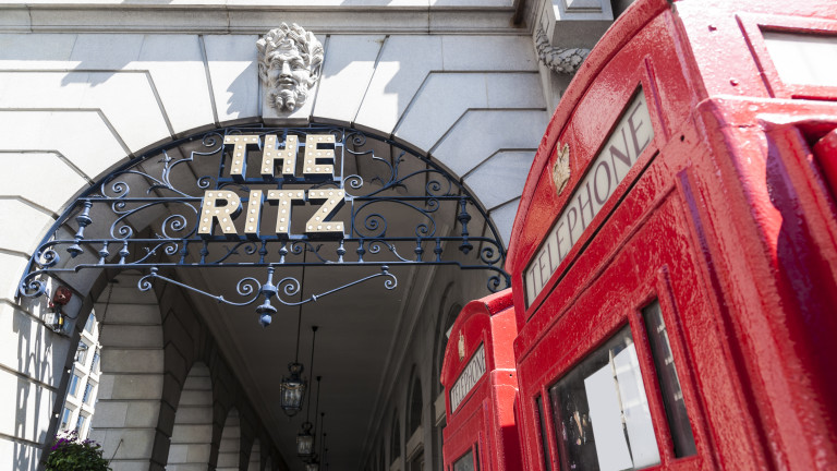 Собствениците на емблематичния лондонски хотел Ritz - временен дом за