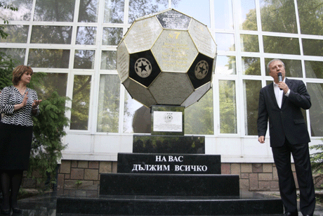 Левски купува паметник на ЦСКА