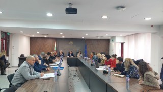 Довеждащият водопровод от яз Ястребино с дължина 19 км е