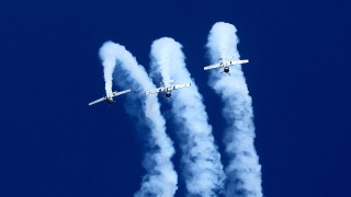 Два каскадьорски самолета се сблъскаха по време на авиошоу в