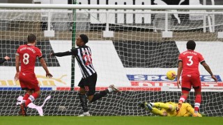 Нюкасъл постигна втора победа в последните си три мача Свраките