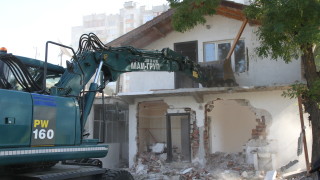 Багери събарят незаконни постройки в пловдивската "Арман махала"
