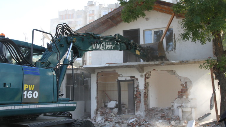 Втори ден събарят незаконни постройки в пловдивската Арман махала