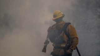 Мексико хвърля 101 пожарникари срещу огнената стихия в Калифорния 