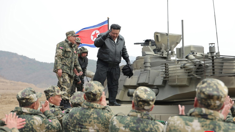 Севернокорейският лидер Ким Чен-ун инспектира танкова част и призова за