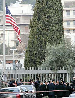 Експлозия разтърси американското посолство в Атина 