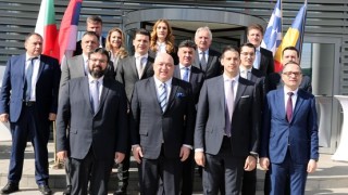 Спортните министри и представители на футболните федерации на България Румъния