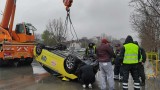 Такси излетя и се преобърна по таван на бул. „Сливница“