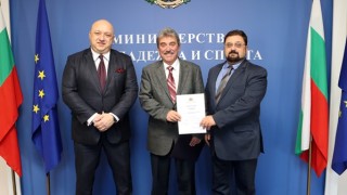 Министър Кралев връчи официално лиценза на Сдружение „Българска федерация по шахмат 1928“
