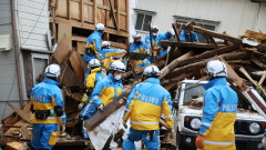 Стотици хора са откъснати от света след земетресението в Япония
