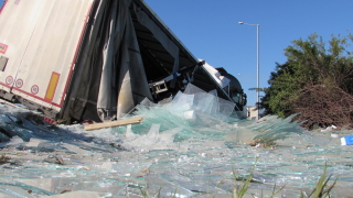 Пътят Проглед Чепеларе е посипан със стъкла ТИР катастрофира