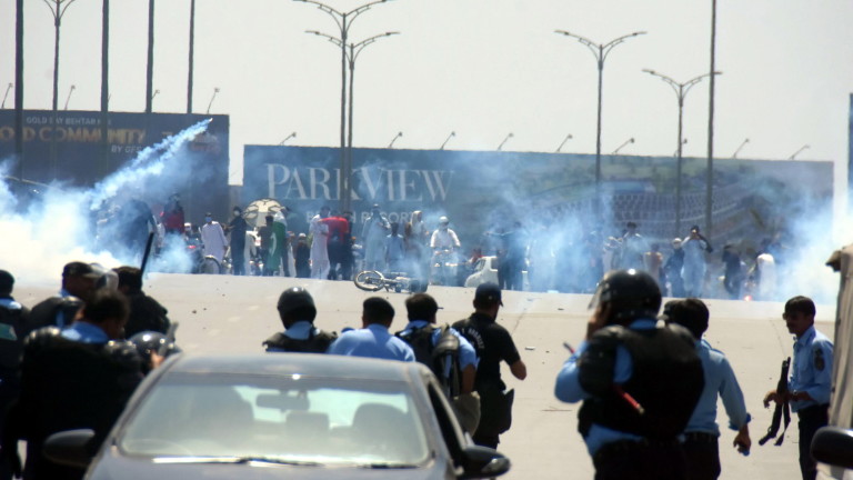 Пакистан арестува още демонстранти след освобождаването на Имран Хан 