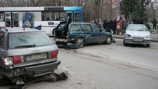 Автобус помете 8 коли в центъра на Пловдив