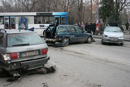 Автобус помете 8 коли в центъра на Пловдив