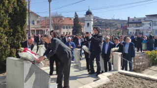 Лидерът на Движението за права и свободи Мустафа Карадайъ почете