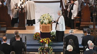 Хиляди се събраха в Кеймбридж за да изпратят легендарния британски професор Стивън