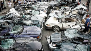 Булдозери и багери смачкаха повече от две дузини луксозни коли