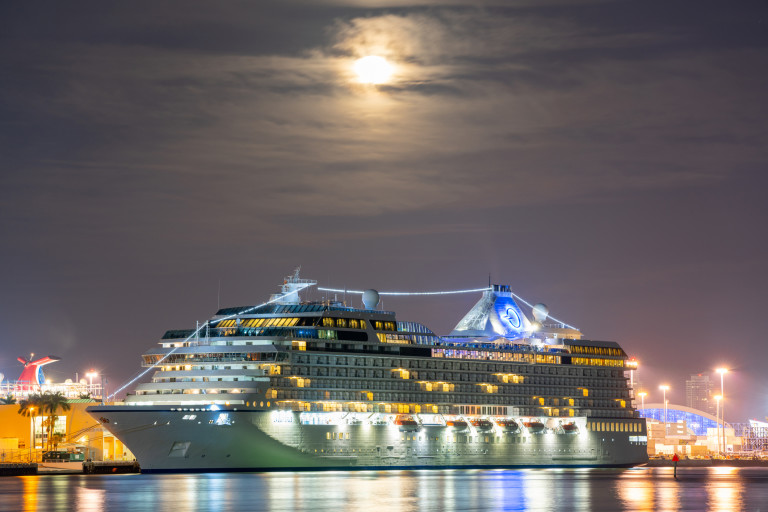 Oceania Cruises Marina акостира в порт Маями