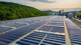 Работата на производствената линия за ПДЧ плоскости в завода за