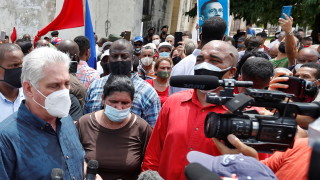 Кубинските държавни медии отразиха избухването на редки антиправителствени демонстрации в