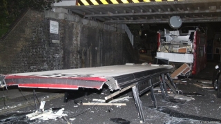 Двуетажен автобус се вряза в мост в Лондон, 26 души пострадаха 