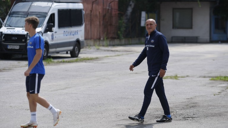 Засилени мерки за сигурност на тренировката на Левски, решават за Роси до часове
