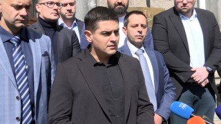 Глупав и самоубийствен саботаж видя Радостин Василев в обявлението от