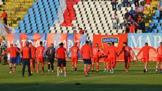 Футболистите на Марек тръгнаха за Варна с куп кадрови проблеми