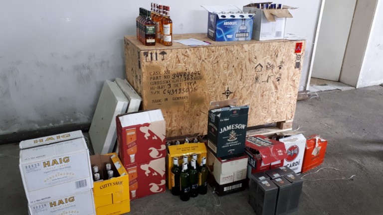 110 бутилки алкохол с изтекъл бандерол, иззеха митнически служители от