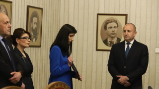Кандидатът на ГЕРБ СДС Мария Габриел върна празна папка на държавния