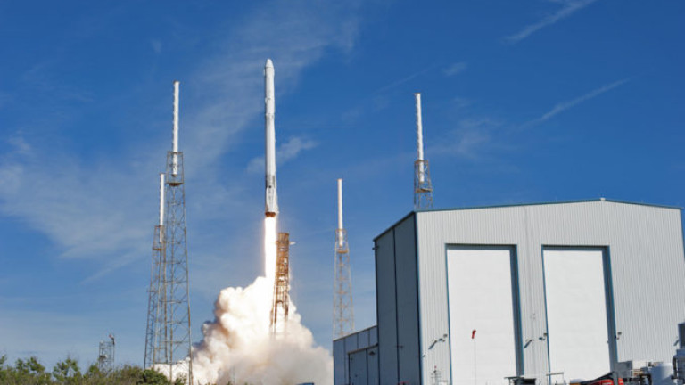 "Спейс Екс" изстреля "Дракон"