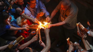 Благодатният огън слезе в 14 35 българско време в храма Възкресение