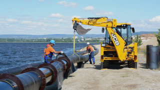 Извършва се авариен ремонт на разкъсана тръба за отпадъчни води