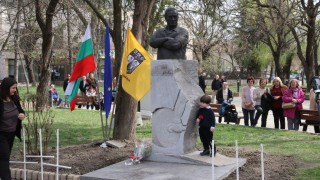 Бюст паметник на легендарния български треньор по вдигане на тежести Иван