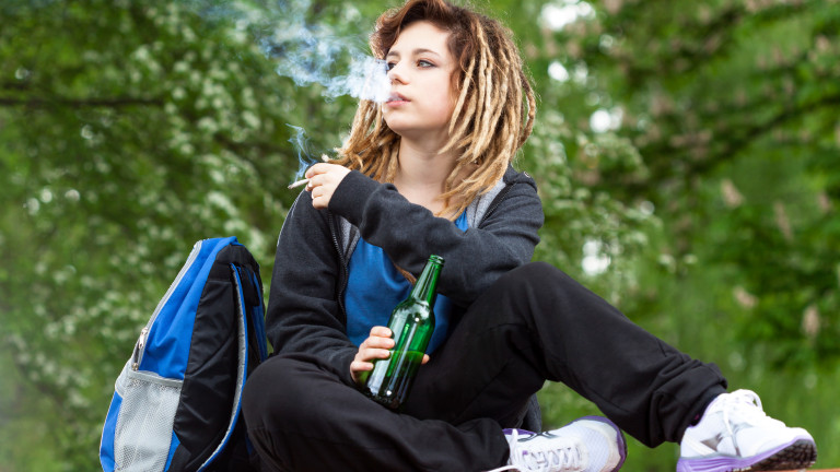 България на първо място в света по пушещи тийнейджърки
