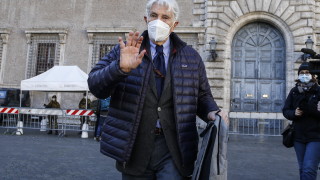 Италиански писател връща най-високия орден на Франция, протестира срещу връчването му на египетския президент