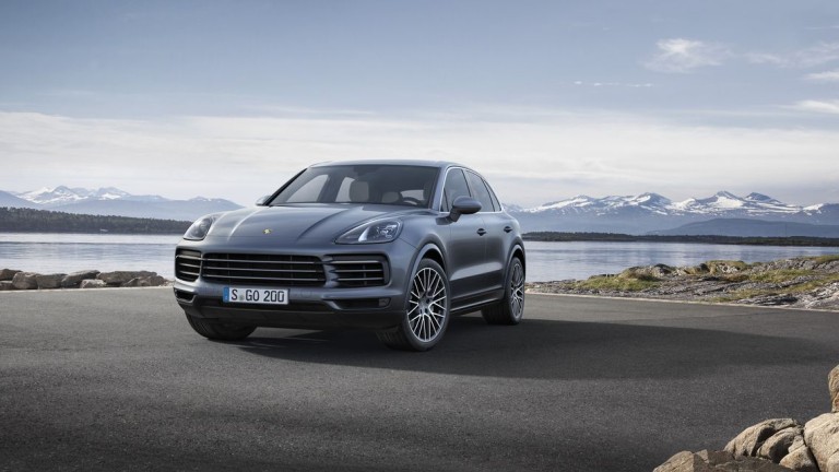 Porsche връща в сервиза 60 000 SUV