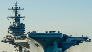 Американският ядрен самолетоносач USS Джордж Буш който патрулира с ескортиращи