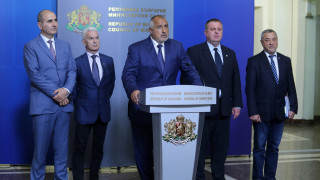 Всичко в управлението е на автопилот и инерционни движения но