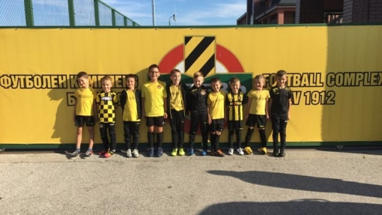 Децата от школата на "канарчетата" се включиха в кампанията "Да живее Ботев Пловдив"!