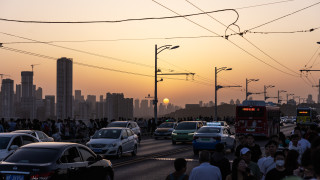 Властите в китайския град Ухан публично призоваха стотици местни компании