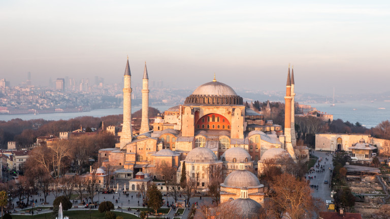 Превръщането на Света София в Истанбул от музей в джамия
