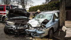 Шофьор блъсна паркирали коли в Пловдивско и избяга