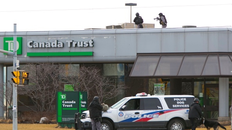 Арестуваха ученичка, наръгала с нож 8 души в канадска гимназия 